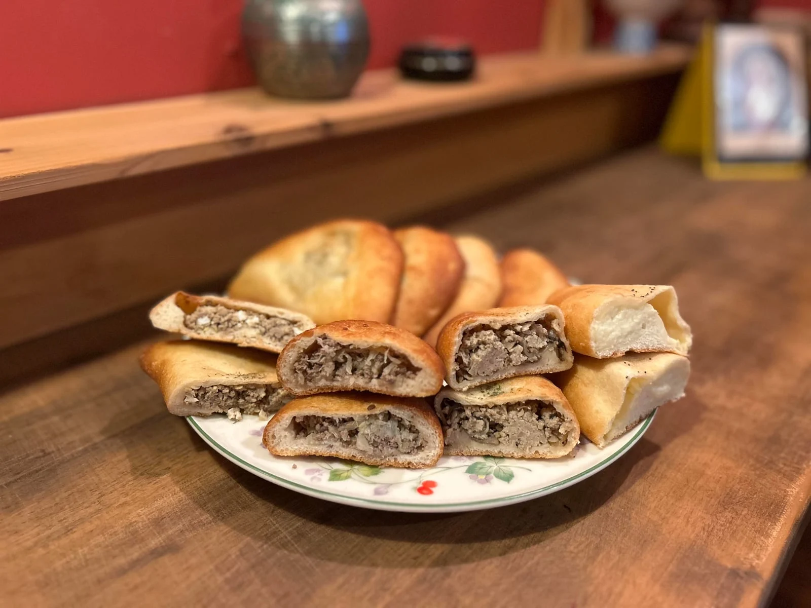 盤中擺放的烤餡麵包，切面可見內餡