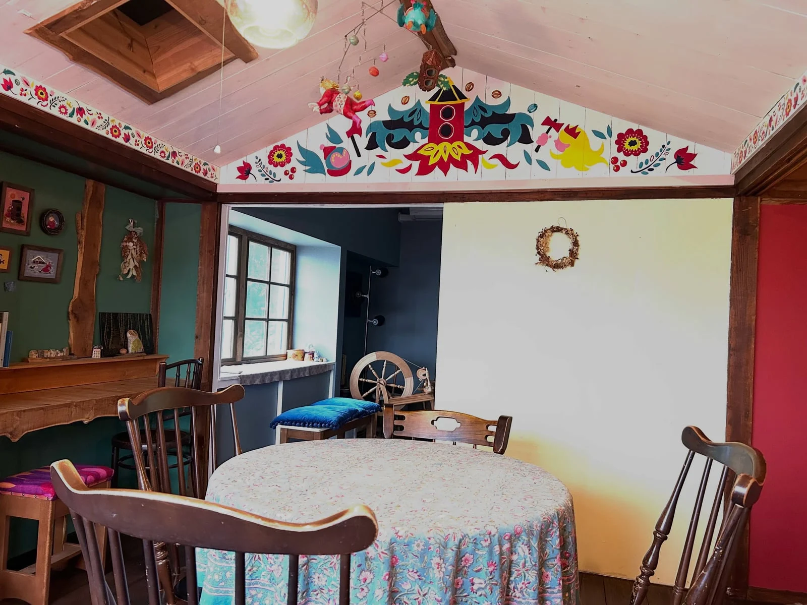 まるたま小屋店內：繽紛的牆面與天花板，以及木製桌椅