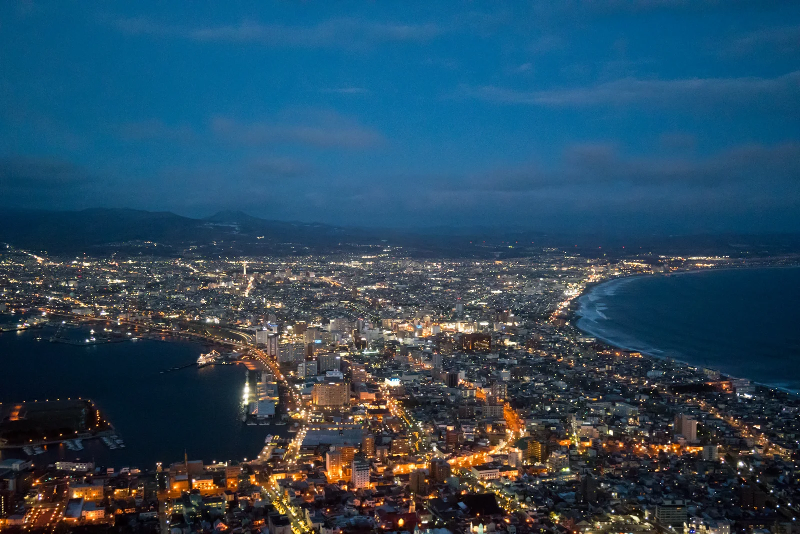 函館山上俯瞰兩片海之間的城市夜景
