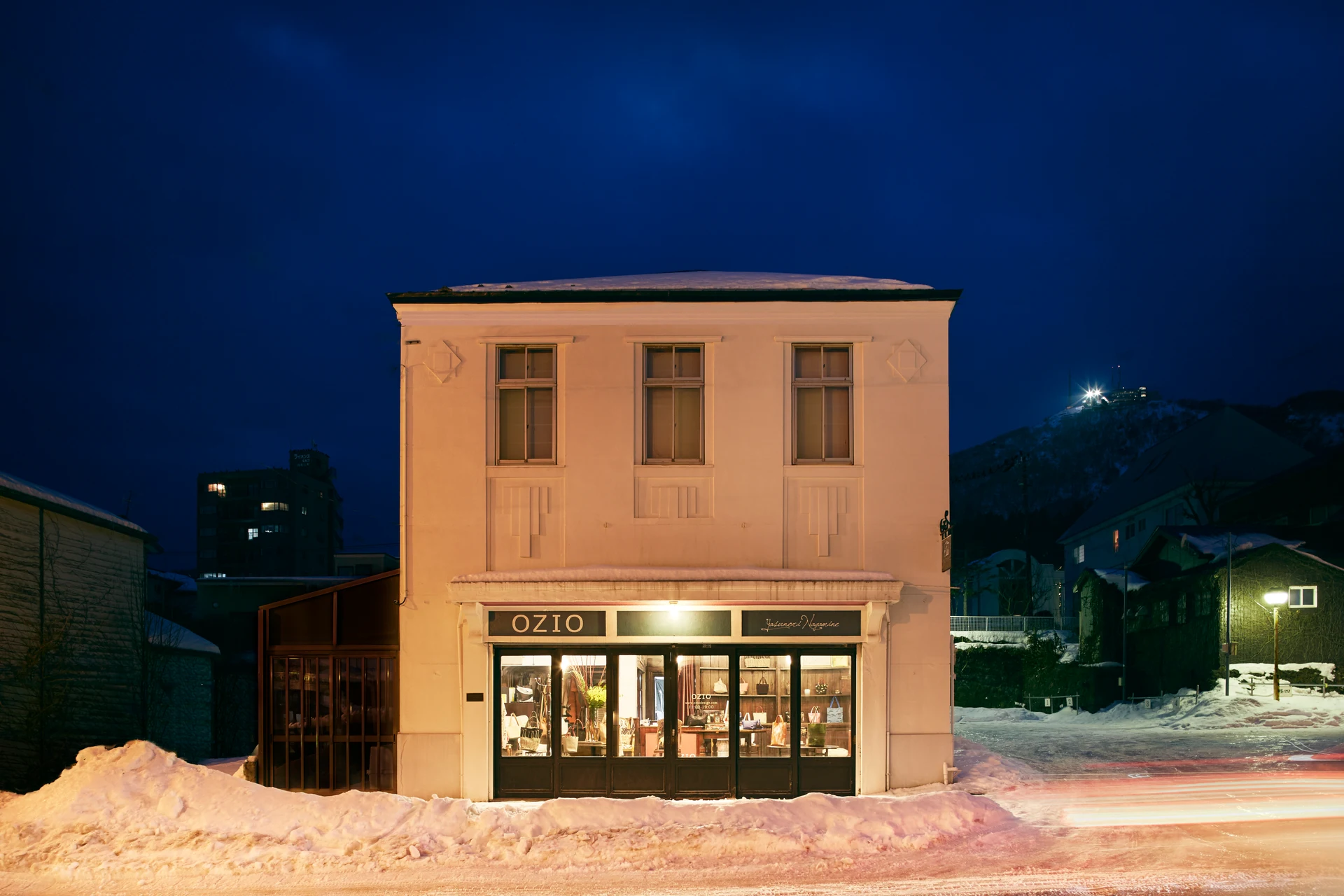 冬夜雪景中的 OZIO 本店外觀